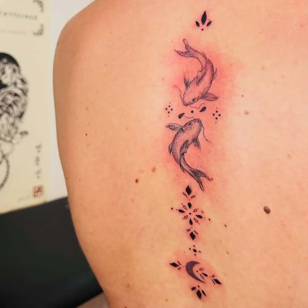 Tatouage ornemental dans le dos