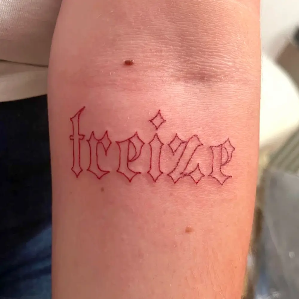 Tatouage "treize" écriture gothique