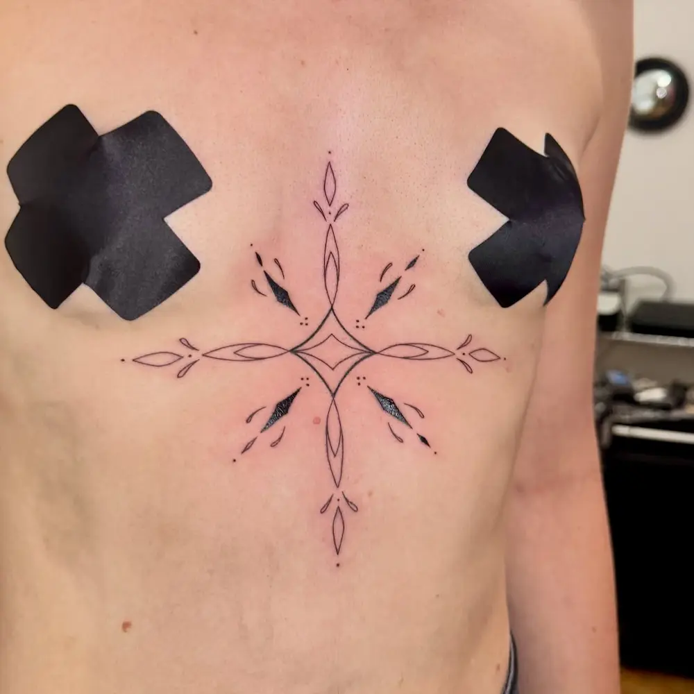 Tatouage ornemental fait sur la poitrine